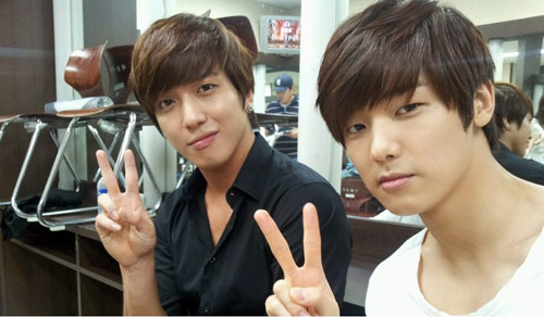 CNBlue’s Jung Yong Hwa and Kang Min Hyuk Update Fans with Selca from Chile