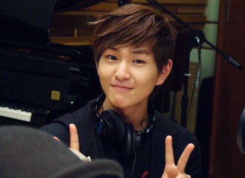 SHINee’s Onew Goes Shopping for Latest F/W Trends