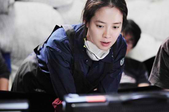 Song Ji Hyo and Park Yoo Chun’s Friendly Encouragements
