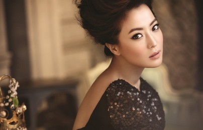 Kim Hee Sun Looks Gorgeous at Cosmopolitan Asian Beauty Awards