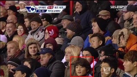 SHINee’s Minho Spotted Watching Soccer Match in England