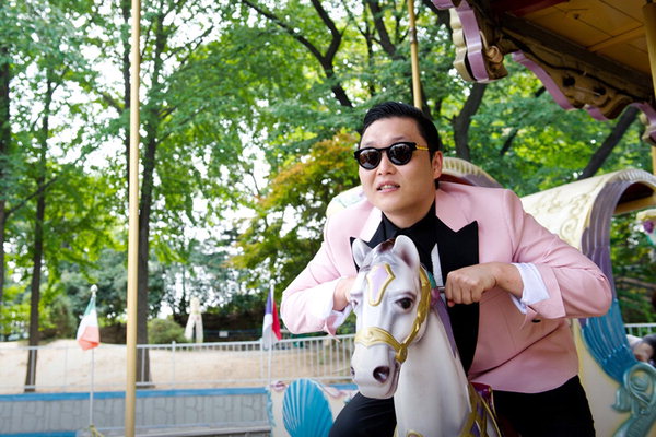 PSY Poses with Lablemate Justin Bieber
