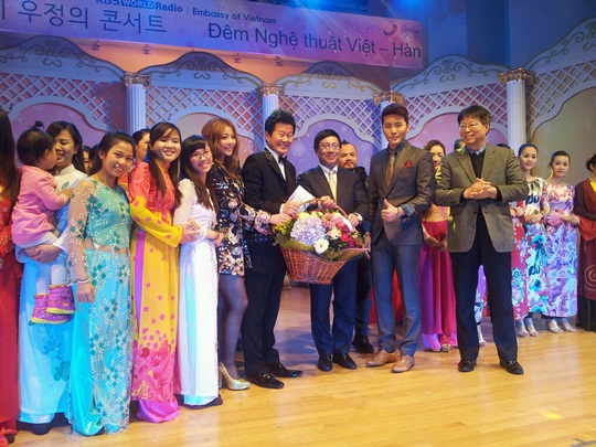 Ailee, Tae Jin Ah and Eru Receive Awards From Vietnam’s Foreign Minister