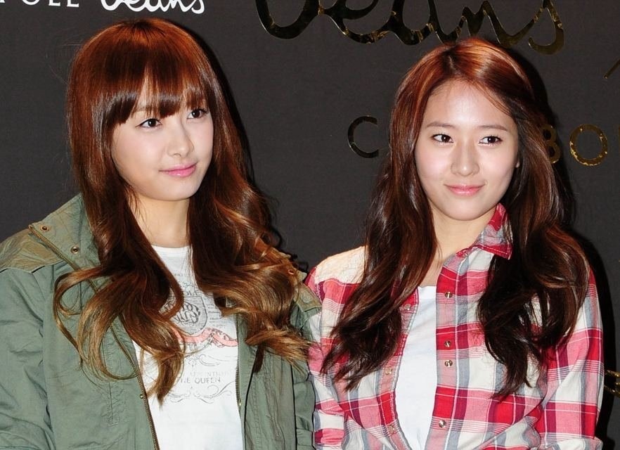 f(x)’s Victoria and Krystal Take Thank-You Selcas