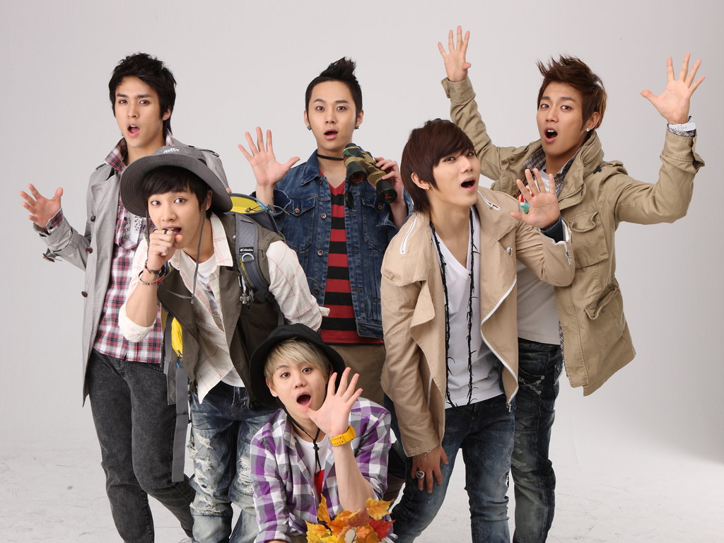 BEAST Members Share a Cute Restroom Photo