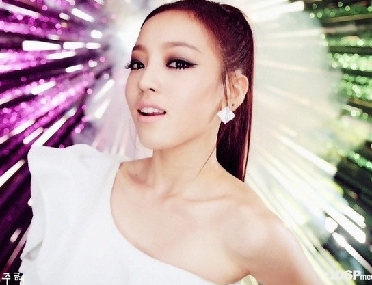 KARA’s Goo Hara Looks Sexy for “Esquire!”