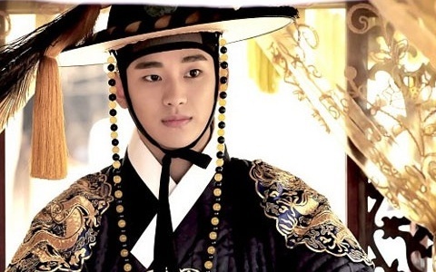 Kim Soo Hyun Embarks on Promo Tour in Japan for “The Moon that Embraces the Sun”