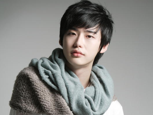 Lee Jong Suk Looks Charming in a High School Uniform for “School 2013”