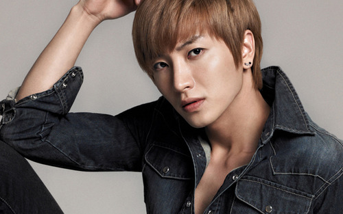 Super Junior’s Leeteuk Sends “Strong Heart” A Handwritten Letter