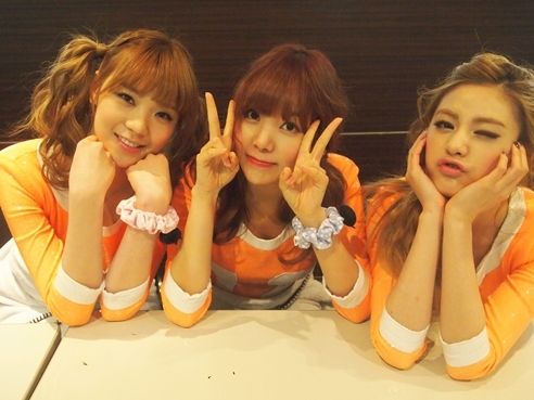 Orange Caramel Reveals How They Apply Their Lipstick