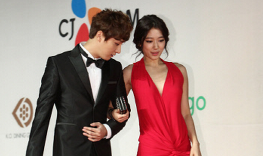Yoon Shi Yoon Explains That He Was Not Staring at Park Shin Hye’s Breast