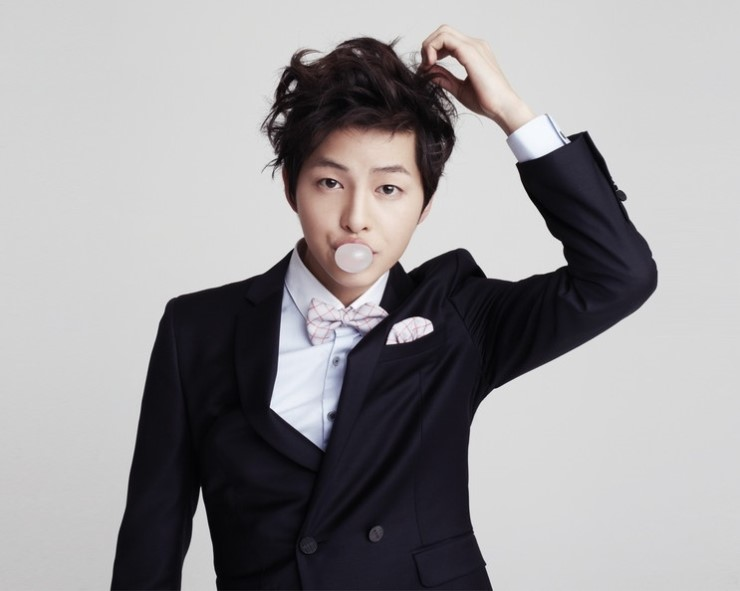 Song Joong Ki Looks Fashionable in Snow-wear