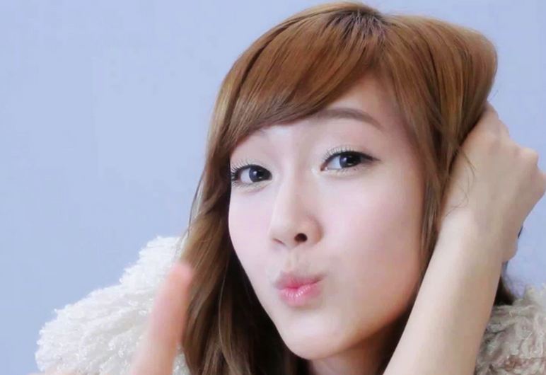 Girls’ Generation Jessica Shares a Cotton Candy Selca