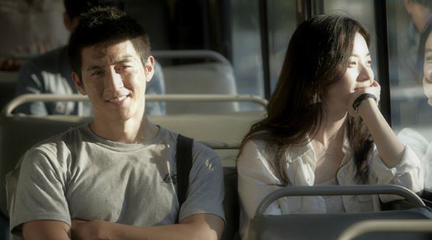 Go Soo and Han Hyo Joo Take Friendly Shots Of Selca