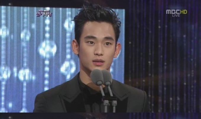 Kim Soo Hyun Receives the Best Actor Award at “2012 MBC Acting Awards”
