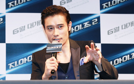 Lee Byung Hun Talks about Co-star Bruce Willis and His Role on “G.I. Joe 2”