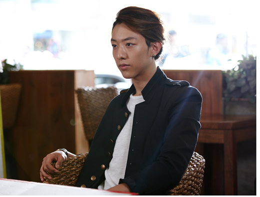 CNBlue’s Lee Jung Shin Writes Christmas Cards to Fans and Parents