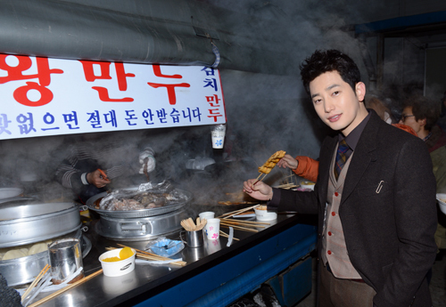 Park Shi Hoo Treats the Staffs of “Alice in Cheongdamdong” to Snacks
