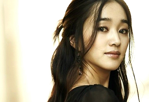 Actress Soo Ae Donates $93,000 and Joins the Honor Society