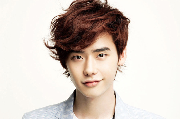 Lee Jong Suk Poses with “School 2013” Cast Members