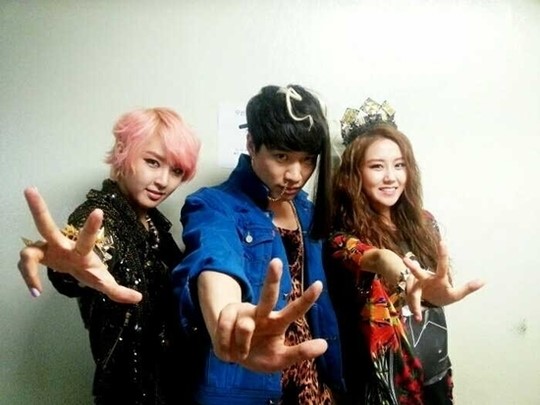 2Yoon Snaps a Photo with Popular Comedian Kim Gi Ri
