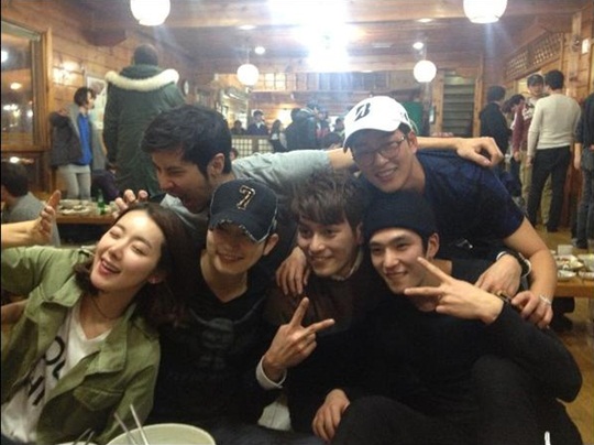 “Alice in Cheongdamdong” Cast Take Adorable Photo Together