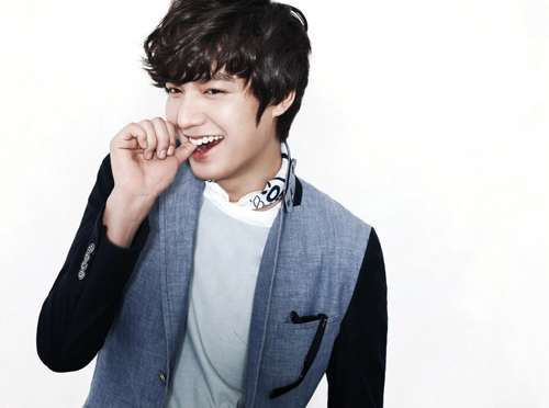 Lee Min Ho Posts Pictures of Himself on Set