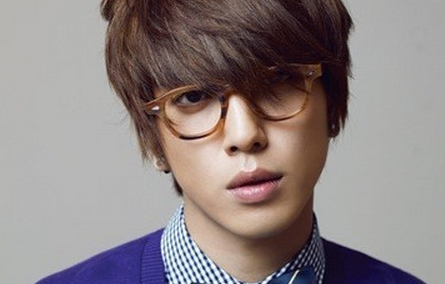 CNBlue’s Jung Yong Hwa Updates Fans with a New Handsome Photo of Himself