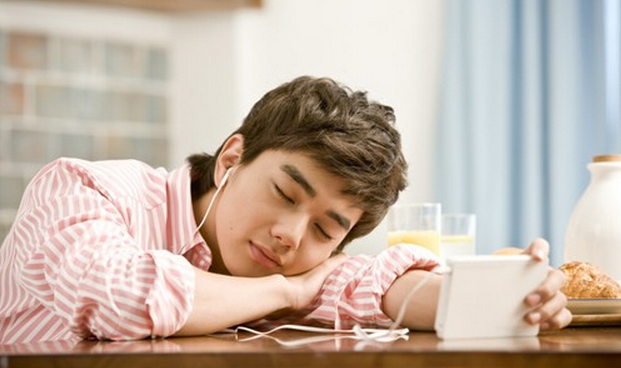 Yoo Seung Ho’s Perfect Complexion Attracts Attention