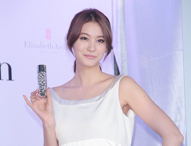 Actress Yoo In Young Is the First Korean to be Chosen as “Elizabeth Arden” Model