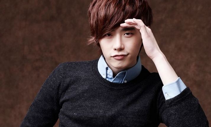 Lee Jong Suk from drama “School 2013” Shows Off His Model Force