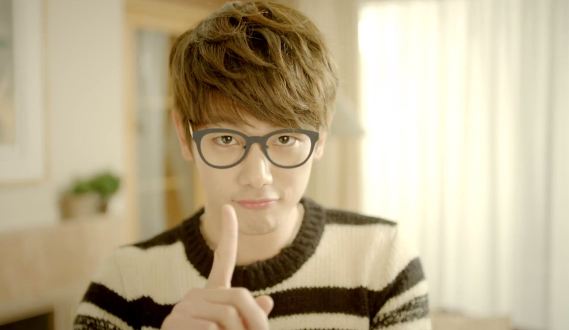 Eric Nam Snaps Photo with Matt Damon