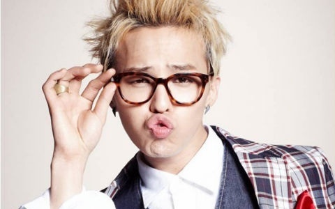 Big Bang’s G-Dragon Shows Off New Cartoon Bag