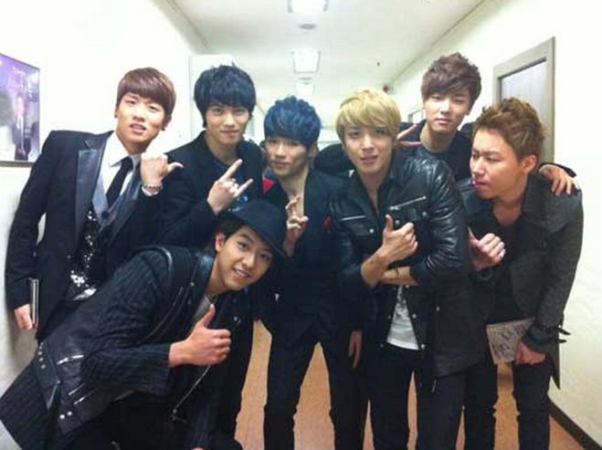 CNBlue and Phantom Pose Together for Friendly Shots