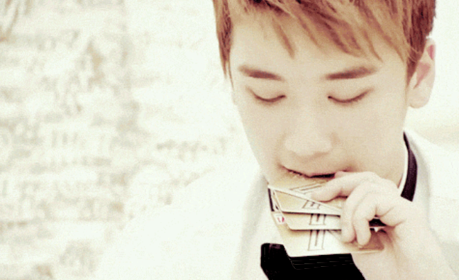 Big Bang’s Seungri Shows Off His Aegyo on Recent Selca