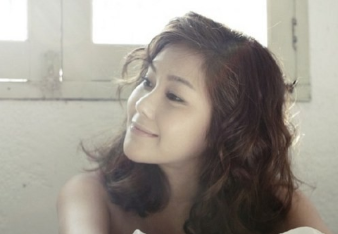Solbi Shows Off Her Sexy Body in a Non-Photoshopped Picture
