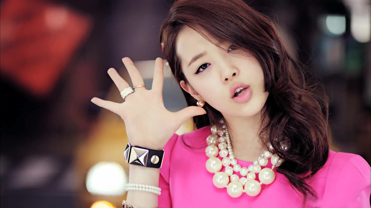 Sulli Unveils A Selca Of Herself Kissing Her Trophy