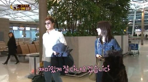 Sunye and Husband Politely Greets the Media While Heading to Their Honeymoon