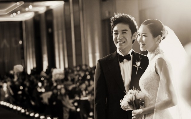 Newly Weds Uhm Tae Woong and Yoon Hye Jin Head Off to Honeymoon