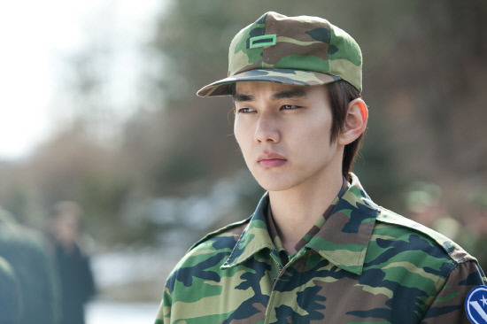 “Nation’s Little Brother” Yoo Seung Ho Looks Manly in Uniform