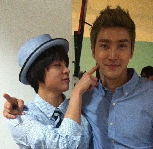 f(x)’s Amber Playfully Pokes Super Junior’s Choi Siwon in the Face