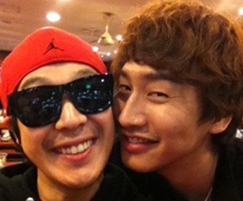Haha and Lee Kwang Soo Slyly Grab Each Other’s Butts