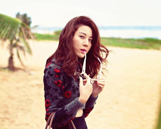 Kim Ha Neul Looks Glamorous For “Elle” Magazine Photo Shoot