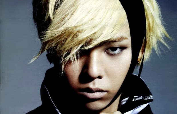 G-Dragon’s Face Is Smaller Than a Lollipop?