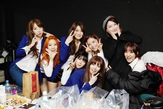 Kara’s Kang Ji Young Snaps a Group Photo with Rainbow