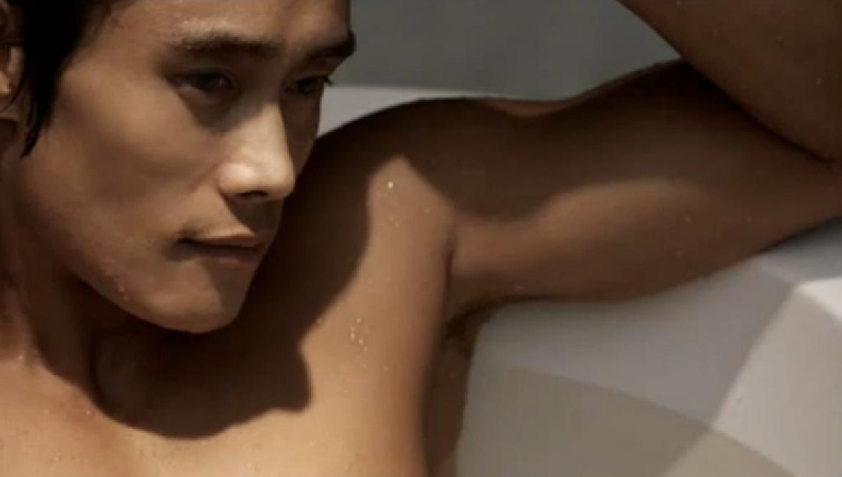 Lee Byung Hun Deals with Internet Gossip by Locking His Room and Drinking Alcohol
