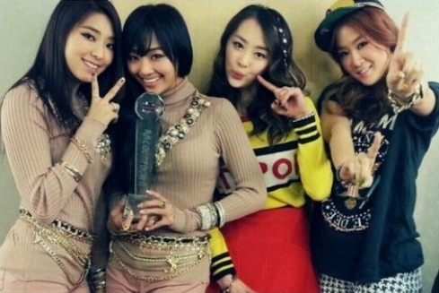 SISTAR19’s Hyorin and Bora Celebrate Their M!Countdown Win with Sweet Kisses on the Trophy