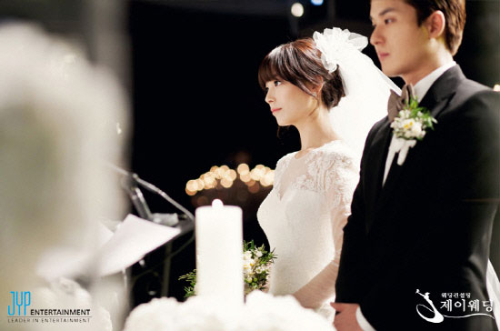 Wonder Girls’ Sunye Graces the Cover of “ELLE’s Bride Book”