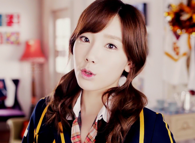 Girls’ Generation Taeyeon Accidently Hits a Fan with a Baseball!