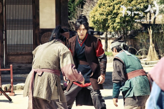 New Stills of Lee Seung Gi and Suzy’s First Encounter in “Gu Family Book” Are Released